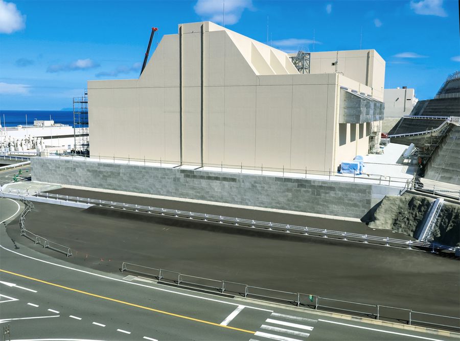 伊方原発の敷地内に作られた使用済み核燃料の乾式貯蔵施設（愛媛県伊方町、四国電力提供）