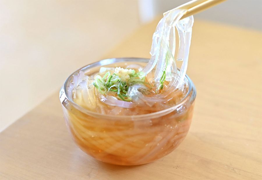 田村さんが販売しているところてん。セットのつゆには地元の宗田節が使われている