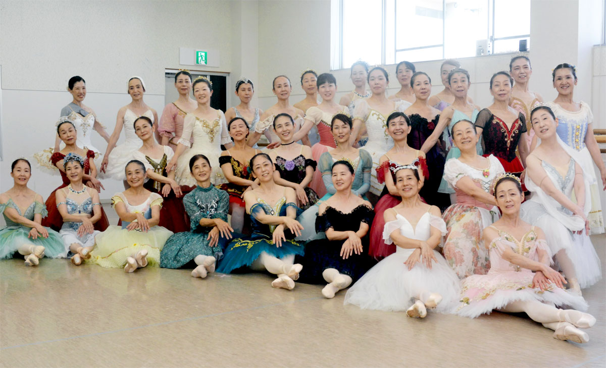 華やか「大人リーナ」 県内のバレエ教室が初の合同発表会 7／12