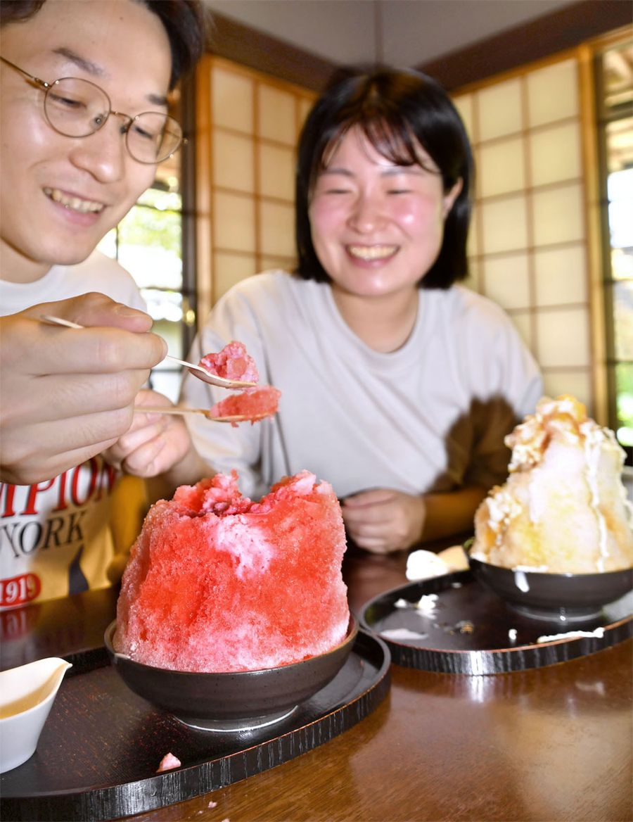 かき氷を食べて暑さを吹き飛ばす来店客(佐川町甲の旧浜口家住宅)