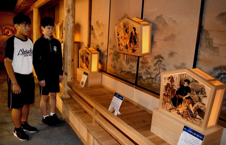 絵金が描いた絵馬提灯が並ぶ特別展示（香南市野市町大谷のアクトランド）