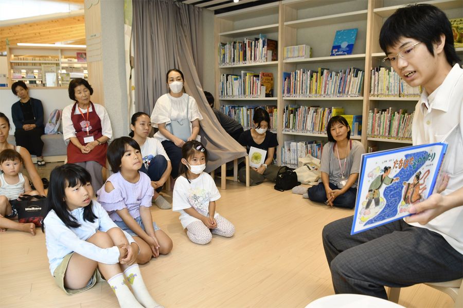 高校生が読む七夕の絵本に夢中になる子どもたち（佐川町乙の町立図書館「さくと」）