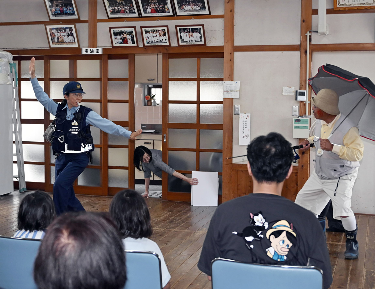 害国人詐○師被害者専用 高知東署員ら高齢者に寸劇披露 特殊詐欺防止など楽しく学ぶ 高知