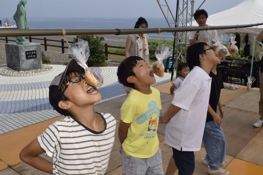 あんパンに食らいつく子どもたち（芸西村和食甲）