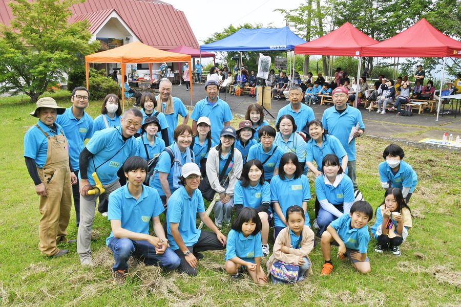 棚田を生かしたウオーキングイベントなどを開き地域活性化に取り組む「相川ららら」のメンバーら（土佐町高須）