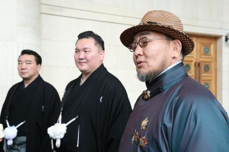 両陛下、元横綱3人と懇談 モンゴル、朝青龍「感無量です」 | 高知新聞
