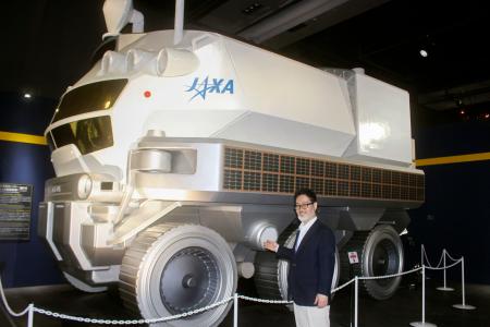 月面探査車の実物大模型も 日本科学未来館で深宇宙展 | 高知新聞