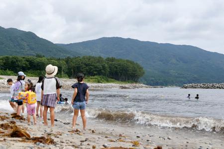 震災がれき撤去、7年ぶり海開き 岩手・大船渡の吉浜海岸 | 高知新聞