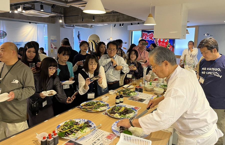 カツオのたたき食べ比べが人気を集めた「中土佐町ファンイベント」。池田洋光町長＝手前右＝も腕を振るった（２０２４年１１月、東京都新宿区＝町提供）