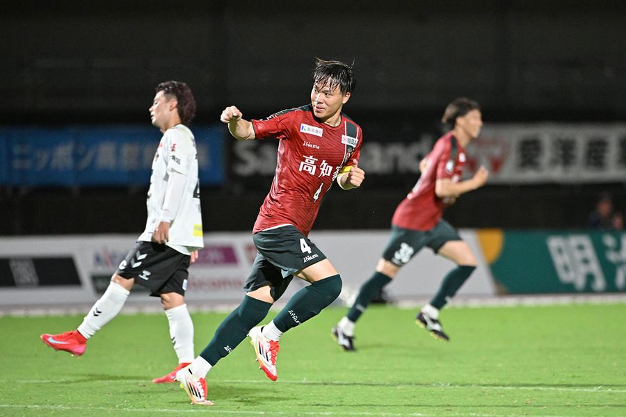 同点ゴールの小林大（中央）。攻守に躍動した