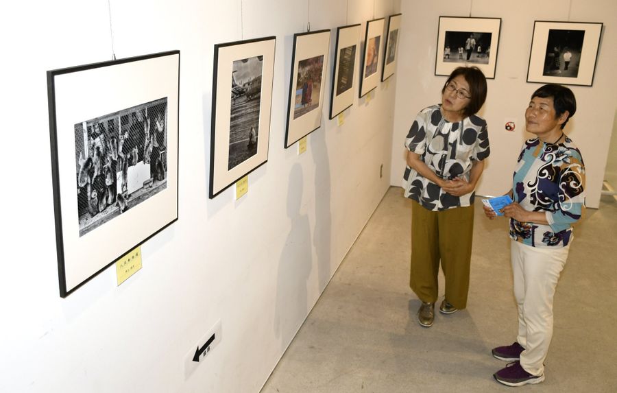 「フォト土佐」のメンバーが撮影した力作が並ぶ写真展（土佐市の「つなーで」）