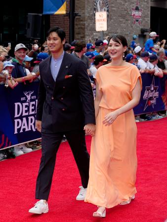 大谷、妻と手をつなぎショー登場 「桃色を妻が選んだ」、自身は