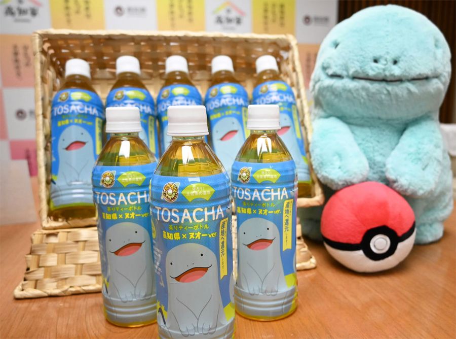 ヌオーが大きく描かれた「TOSACHA茶りティーボトル」（県庁）
