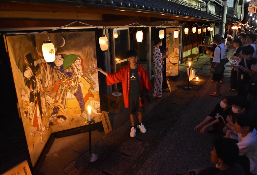 幻想的な屏風絵が並んだ昨年の「土佐赤岡絵金祭り」（香南市赤岡町）