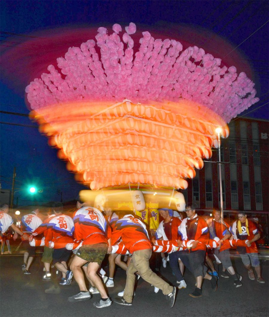 勢いよく回る提灯台に歓声が上がった昨年の「しまんと市民祭」（四万十市中村大橋通６丁目）