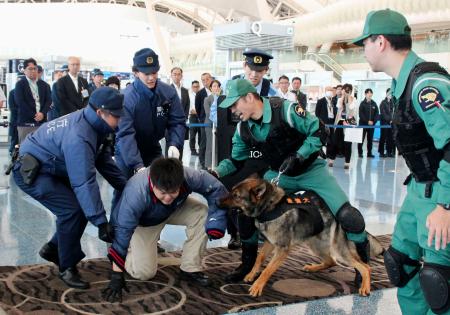 羽田空港でテロ対処訓練 旅客増加の夏休み前に | 高知新聞