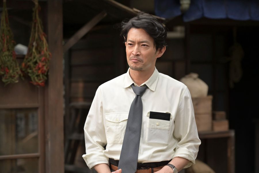 「あんぱん」の一場面。雑誌「月刊くじら」の東海林編集長(津田健次郎さん)