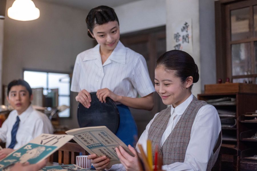 「あんぱん」の一場面。嵩が描いた「月刊くじら」の表紙を眺めるのぶ（今田美桜さん）