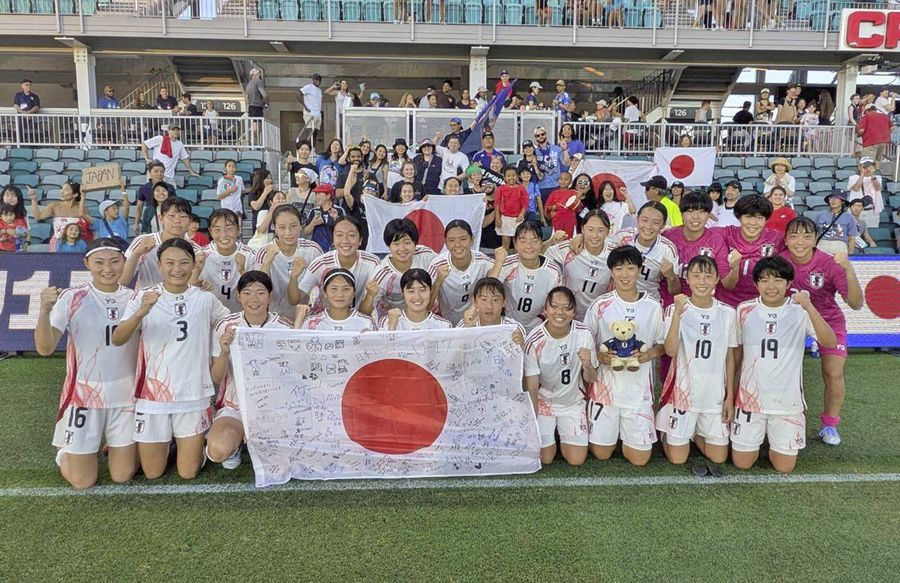 サッカー女子U―17日本代表として米国遠征に参加した高知高の大野=前列右から2人目。背番号10に本人は「たまたま。本当に意味ないんで」(6月28日、アメリカ・カンザスシティの「CPKC Stadium」(C)JFA/PR)