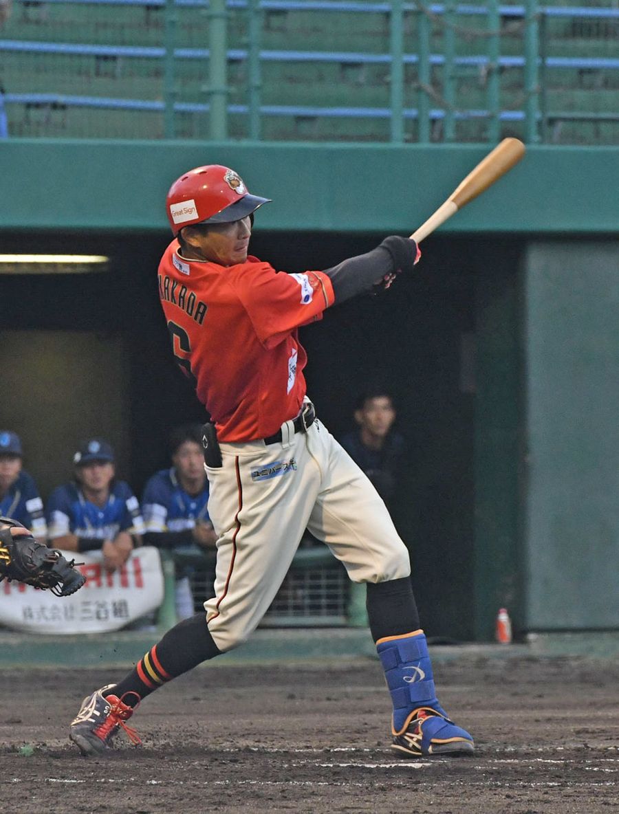 【高知FD―徳島IS】2回裏高知1死二、三塁、中田の2点適時打で先制する(高知市の日本トーター野球場)