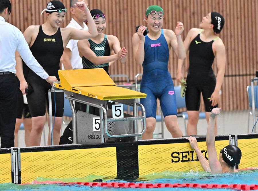 女子400メートルリレーで優勝を果たして喜ぶ高知商メンバー(くろしおアリーナ=河本真澄撮影)