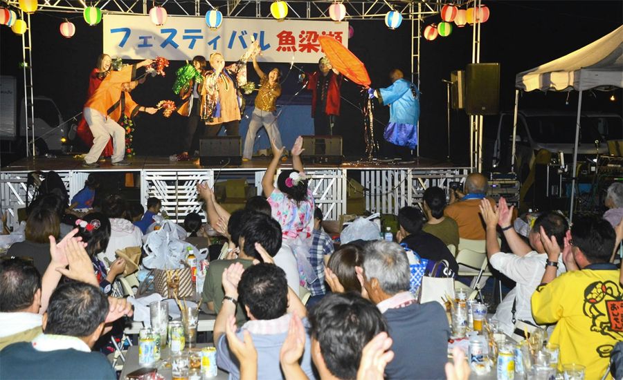 魚梁瀬ふるさと劇団杉ぼっくりの歌謡ショーで盛り上がる会場（馬路村の魚梁瀬丸山公園）
