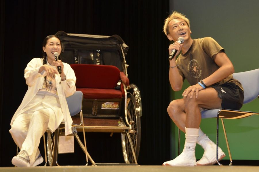 ２０日、室戸市でトークショーを行ったガンプ鈴木とスペシャルゲストの安藤桃子