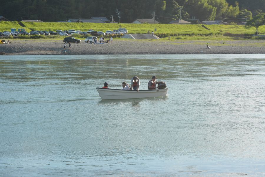 流された男性を捜索する消防署員ら（２１日午後５時４０分、いの町の仁淀川）