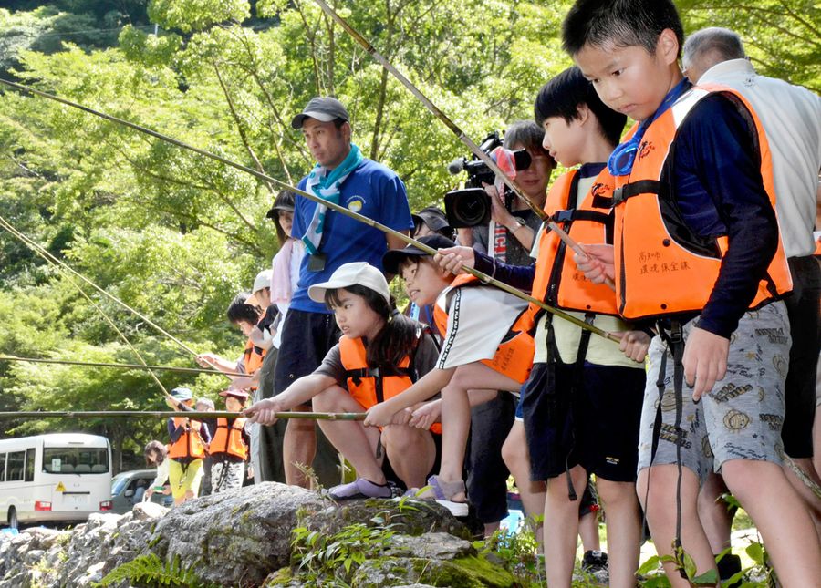 鏡川で魚釣りに挑戦する土佐山学舎の児童ら(高知市土佐山高川)
