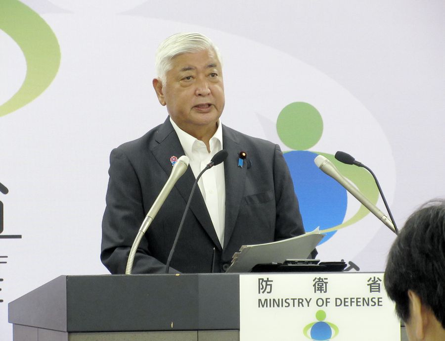 閣議後に会見する中谷元・防衛相