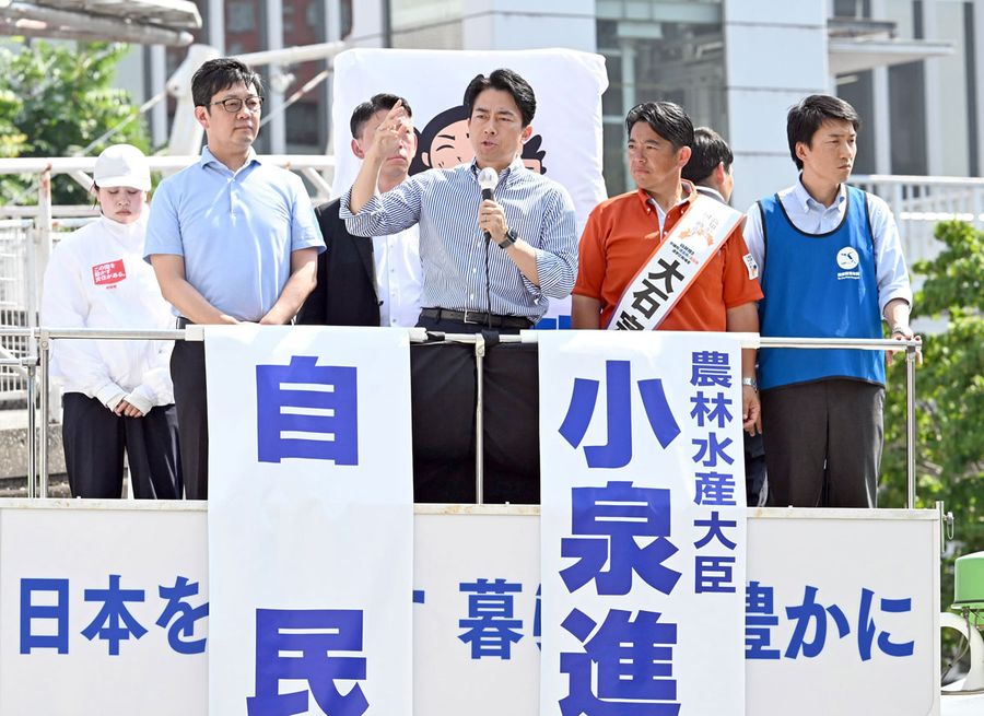 大石宗氏＝右から２人目＝の応援に駆け付けた小泉進次郎農相（７日、高知市の高知大丸前）