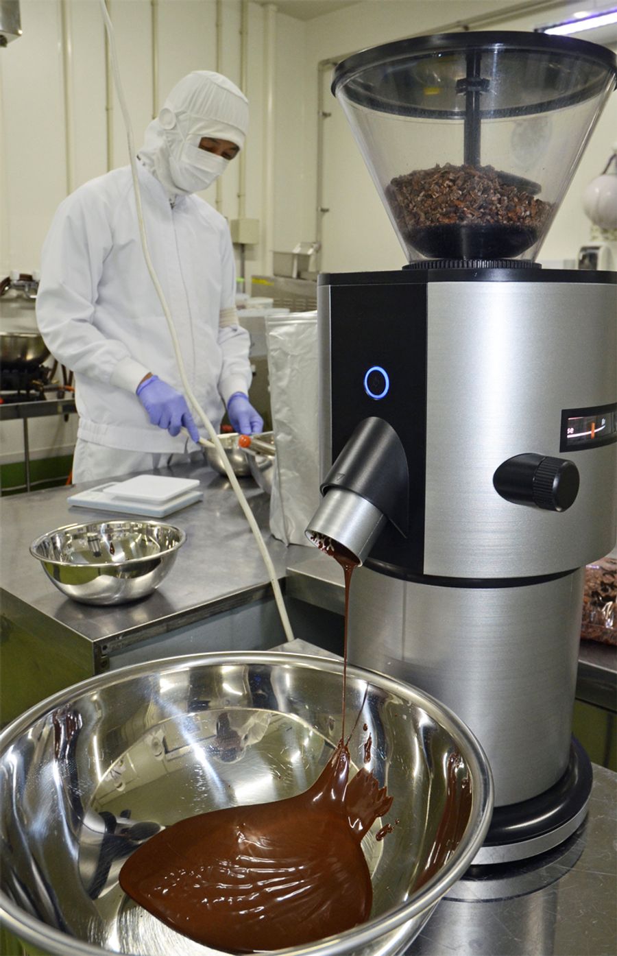 カカオ豆をひく機器。短時間で香り高いチョコに仕上がる（写真はいずれも香美市土佐山田町テクノパークの「スウィーツ」）