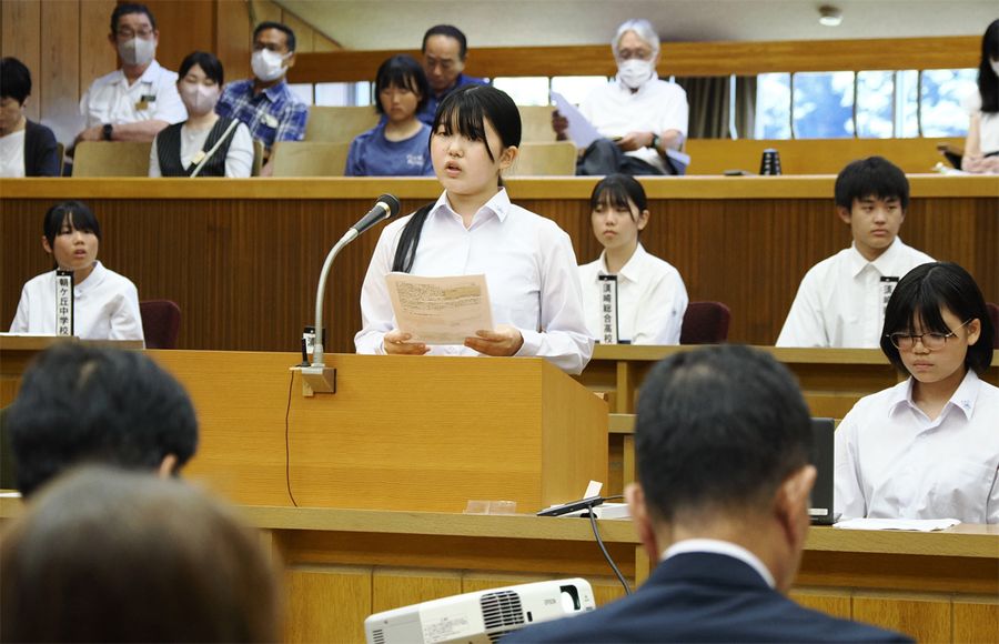 須崎市内の中高生が登壇した子ども議会（須崎市の市議会議場）