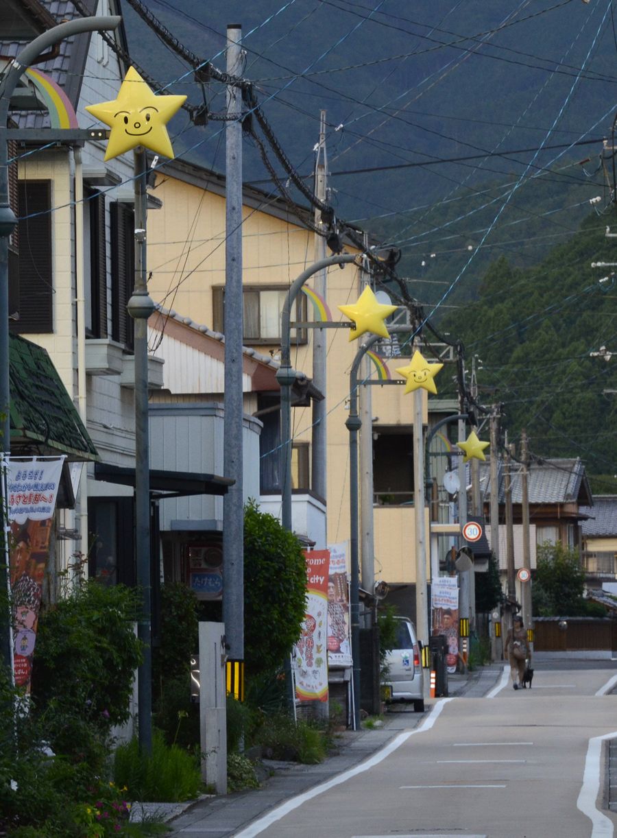 カミーティアがデザインされた街灯(写真はいずれも香美市香北町美良布、(C)やなせたかし))