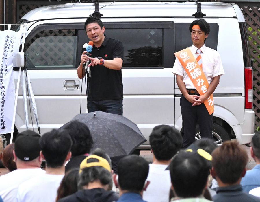 神谷宗幣代表＝左＝の来高で高知県でも過去最高の聴衆が集まった（高知市の中央公園）