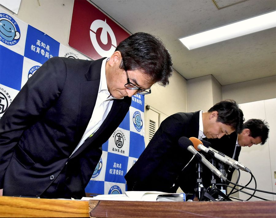 着替え中の児童を複数回盗撮した教諭を懲戒免職し、謝罪する県教委（県庁西庁舎）