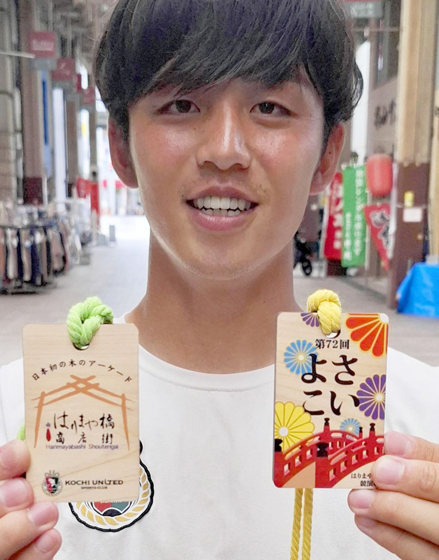 今夏のよさこい祭りのはりまや橋商店街で登場する高知Uメダル(高知市のはりまや橋商店街)