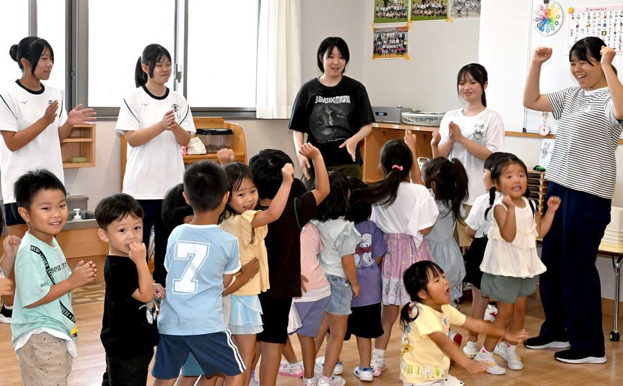 園児らと交流する高校生たち(高知市神田の杉の子幼稚園)
