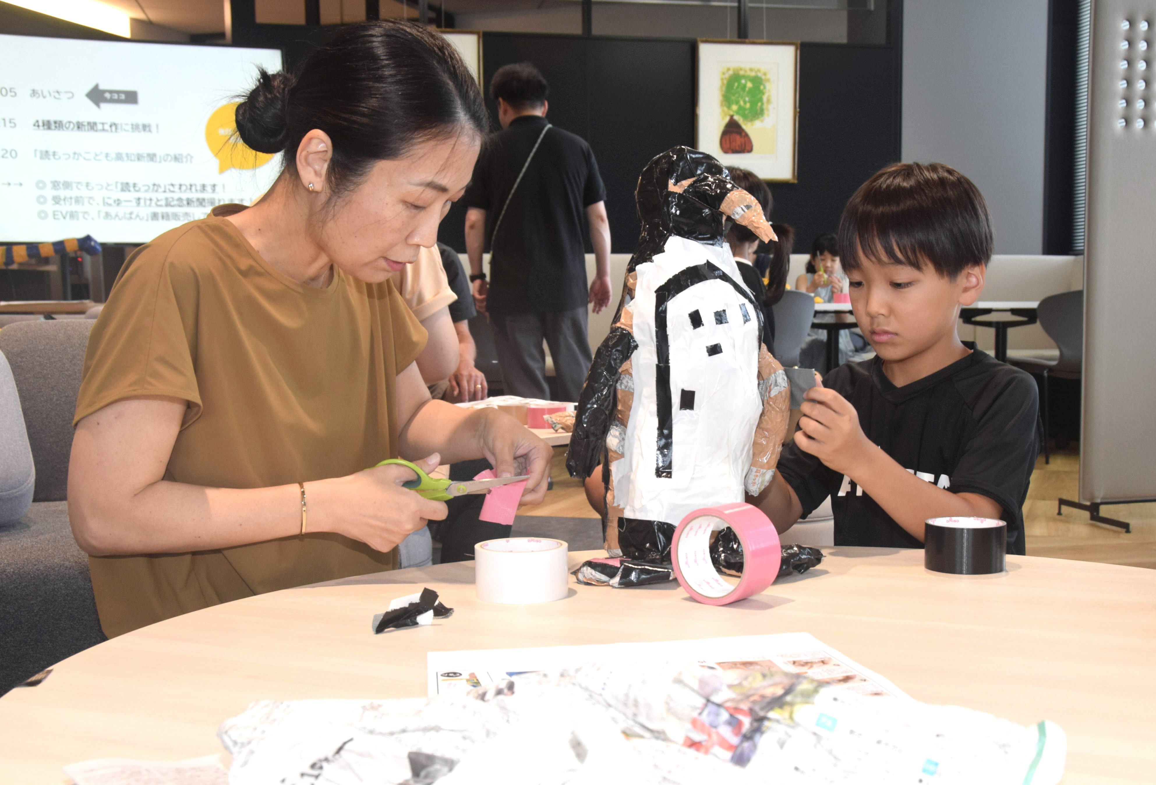 新聞紙でバッグ作れるの面白い」 親子でSDGs学習や工作 新聞を使っ