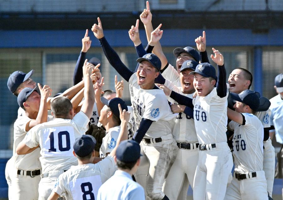 甲子園出場を決めて喜びを爆発させる中央ナイン（春野球場＝森本敦士撮影）