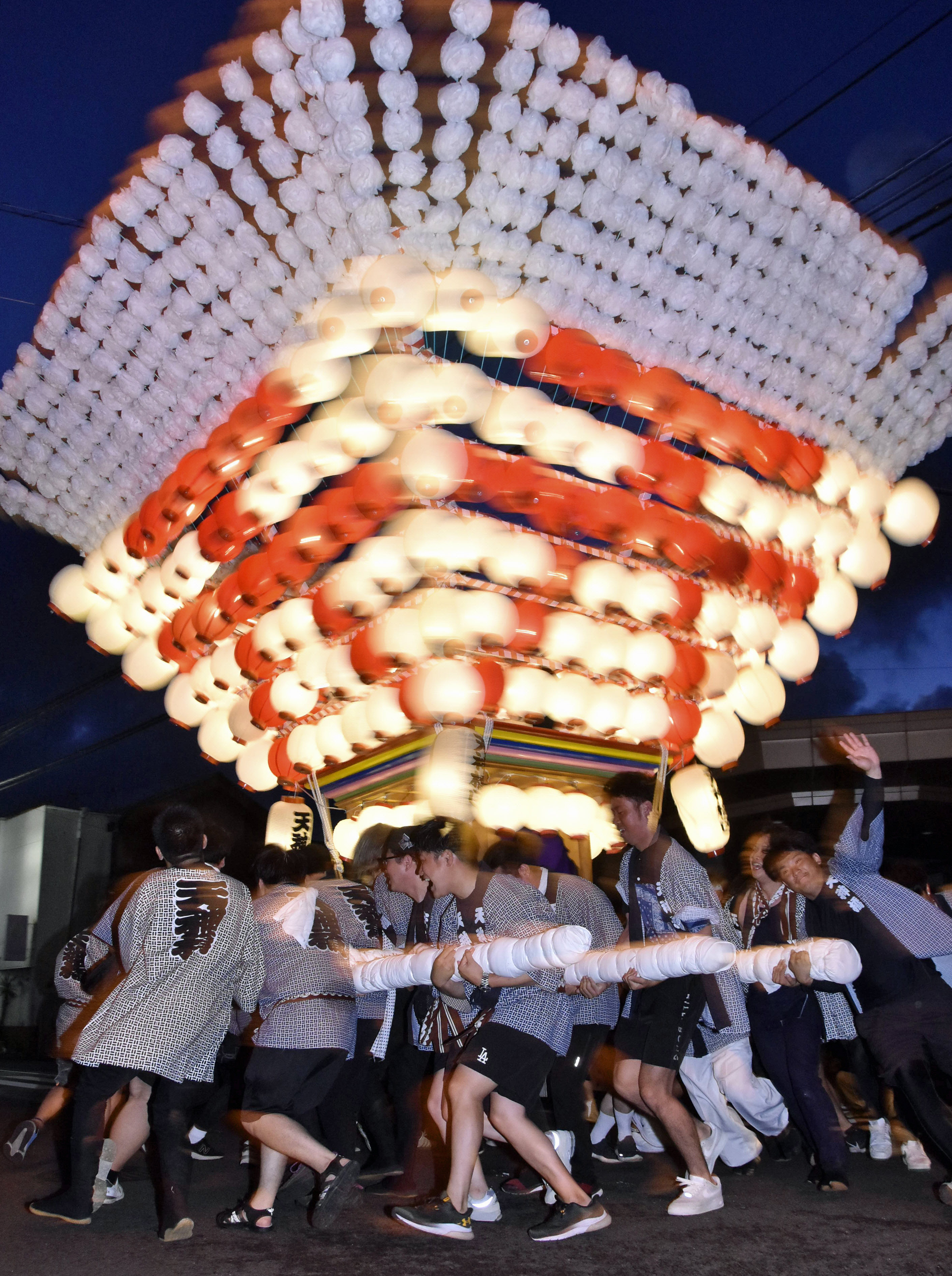 8000人が歓声！ 勢いよく回る「提灯台」鮮やか 四万十市の夜彩る