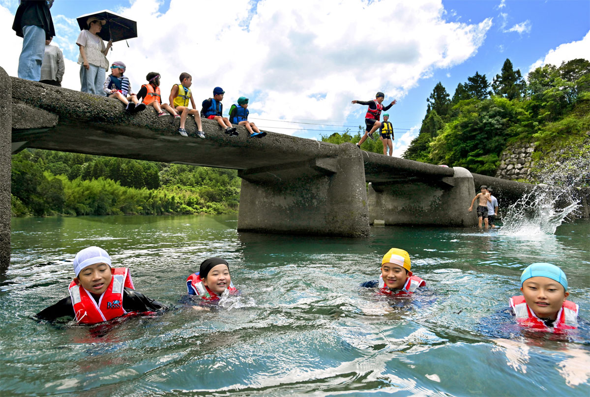 清流にドッボーン！大きな水しぶきと歓声 高知県四万十町の沈下橋