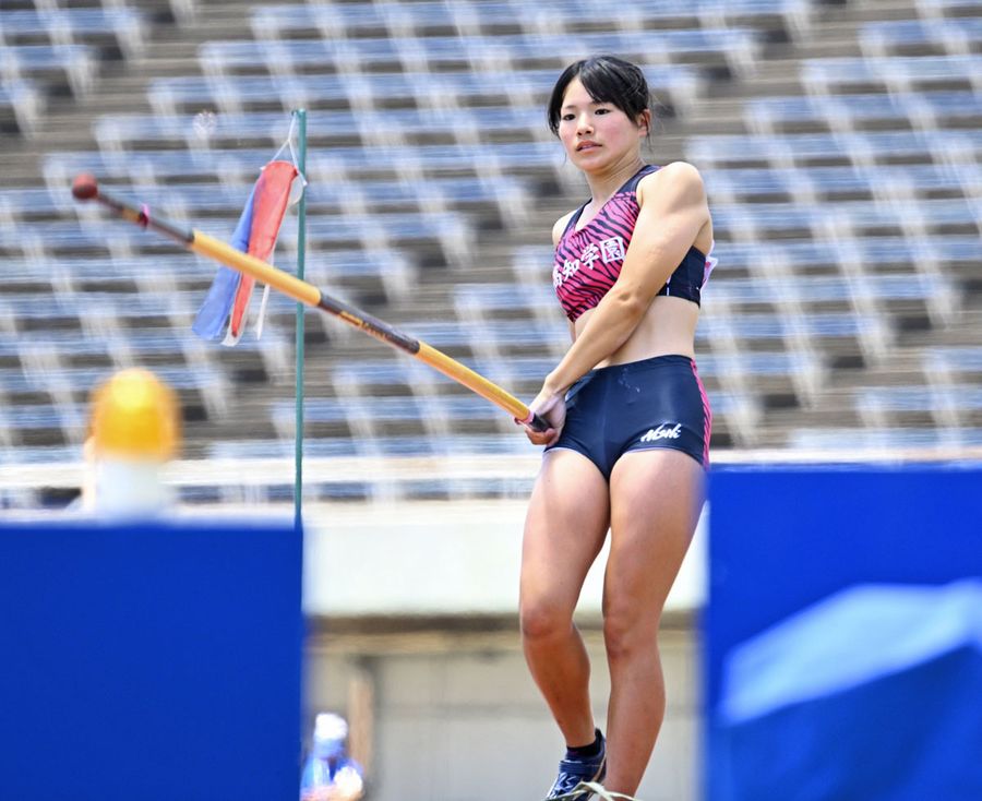 【女子棒高跳び決勝】３メートル４０の２回目の試技に臨む高知・鈴木夢桜。失敗して記録なしに終わった（ホットスタッフフィールド広島＝新田祐也撮影）