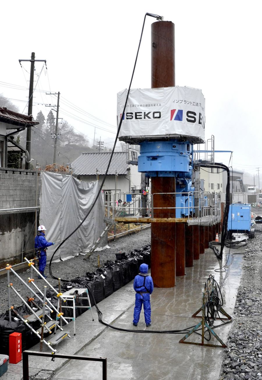 サイレントパイラーを使った堤防補強工事。東日本大震災の被災地復興も支えている（２０２０年、岩手県大船渡市）