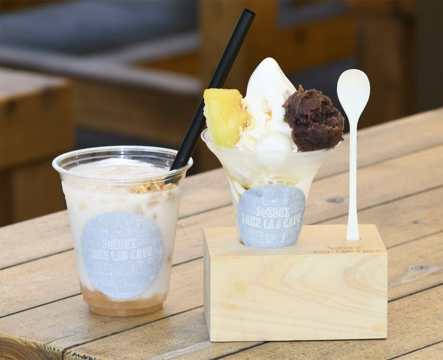 スギ製のスタンドに立てて提供されるあま酒パフェット＝右＝と果肉たっぷりのフラッペ