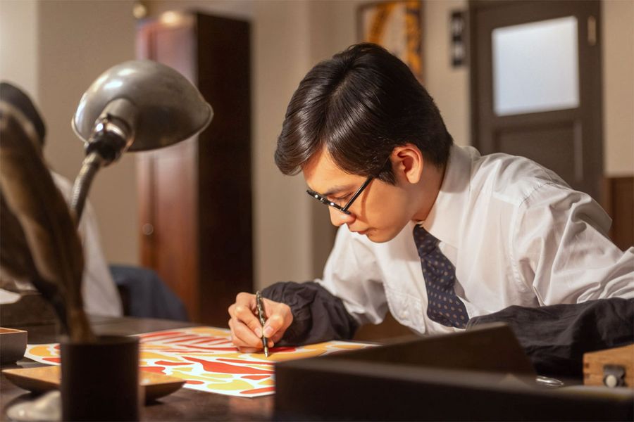 あんぱんの一場面。百貨店の包装紙のデザインにロゴを入れることになった嵩（北村匠海さん）は… 