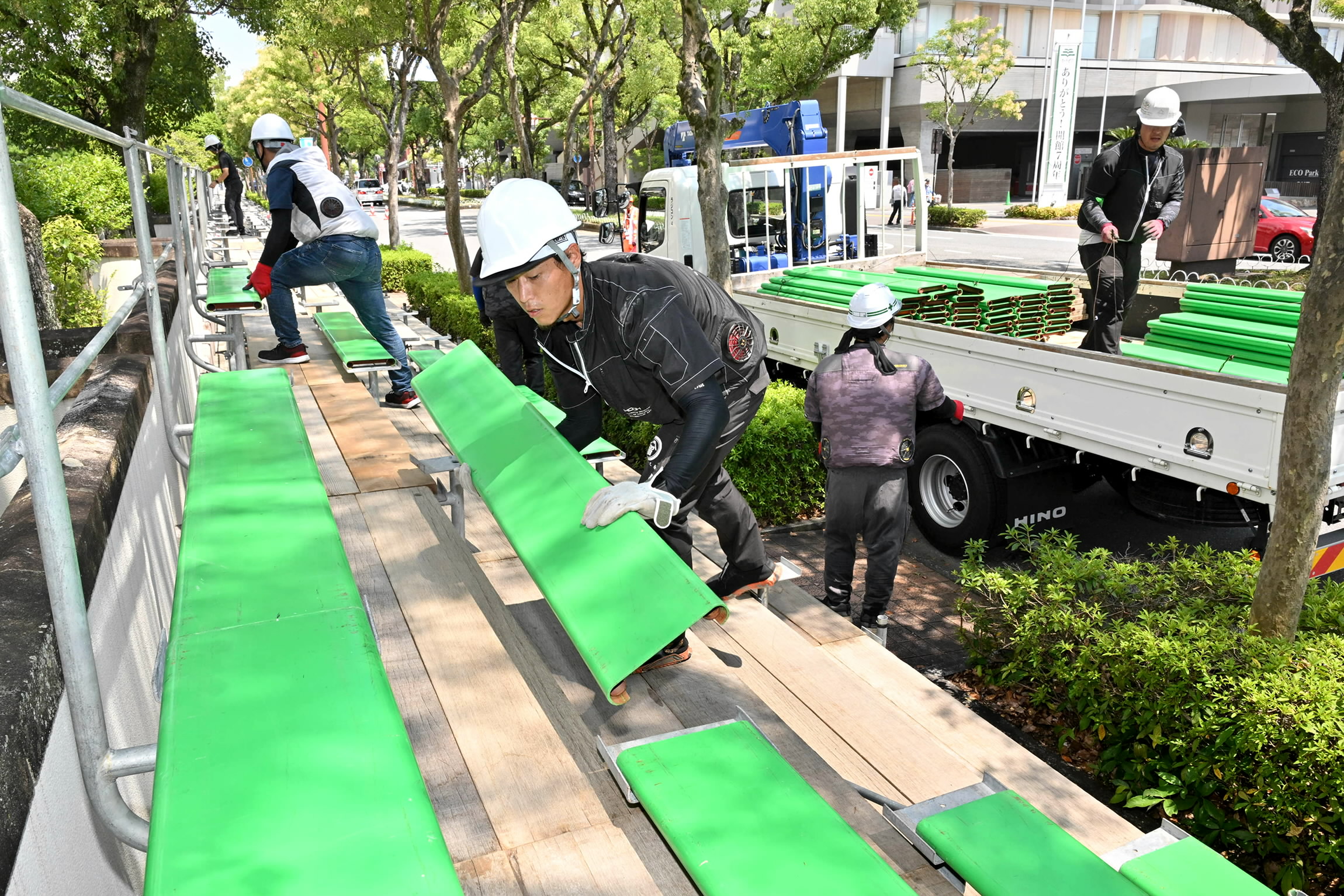 高知よさこい、熱いのは踊りだけじゃない？桟敷席の設営に懸ける職人の