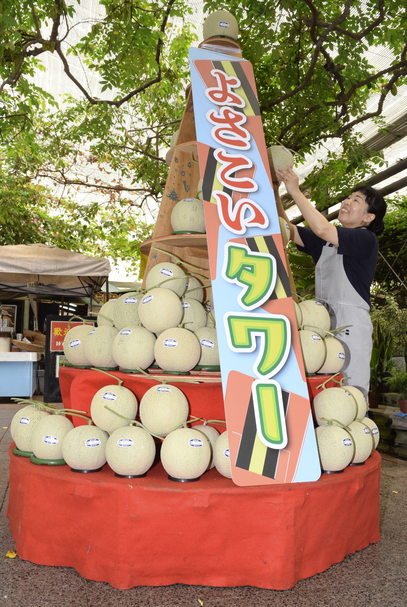 よさこい応援！100個以上のメロンでタワー 西島園芸団地に登場