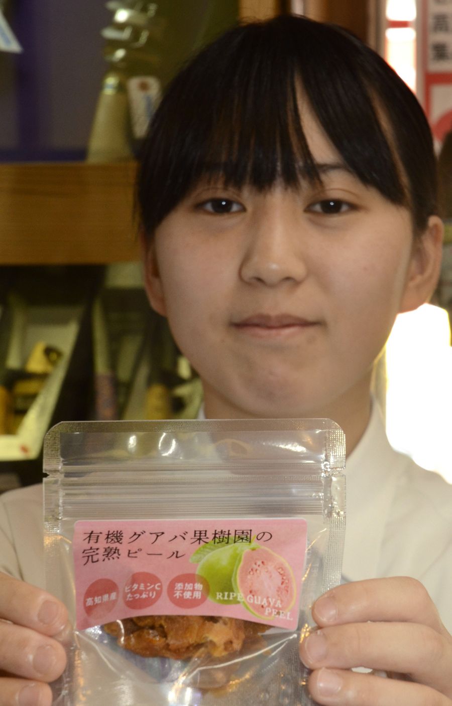 グアバピールをＰＲする高校生