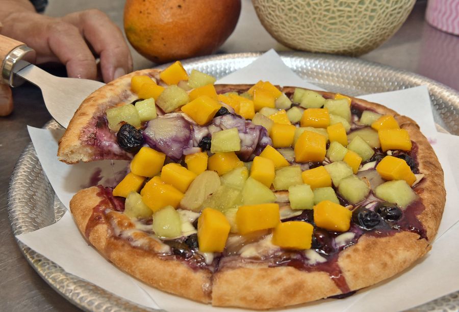 取れたてのトロピカルフルーツがたっぷり載ったピザ